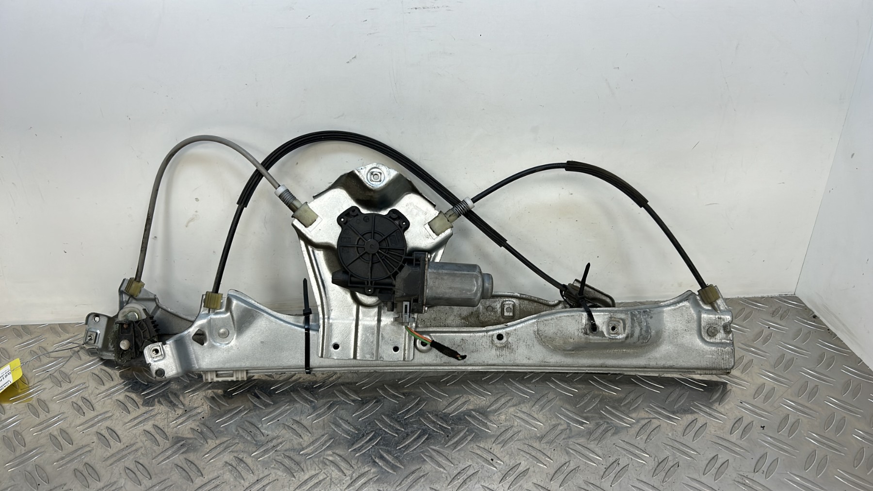 Leve vitre electrique avant droit RENAULT CLIO 3 PHASE 2 – 8200843597