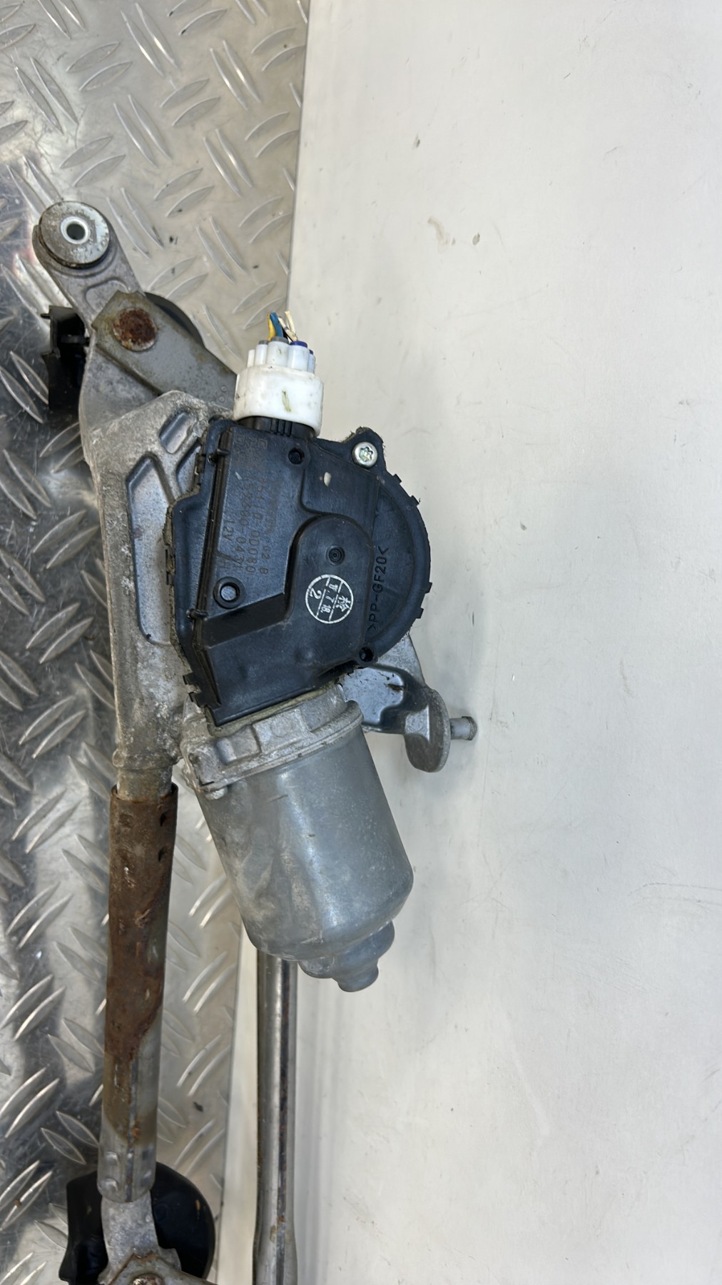 Moteur essuie glace avant TOYOTA YARIS 2 PHASE 1 – 851100D080