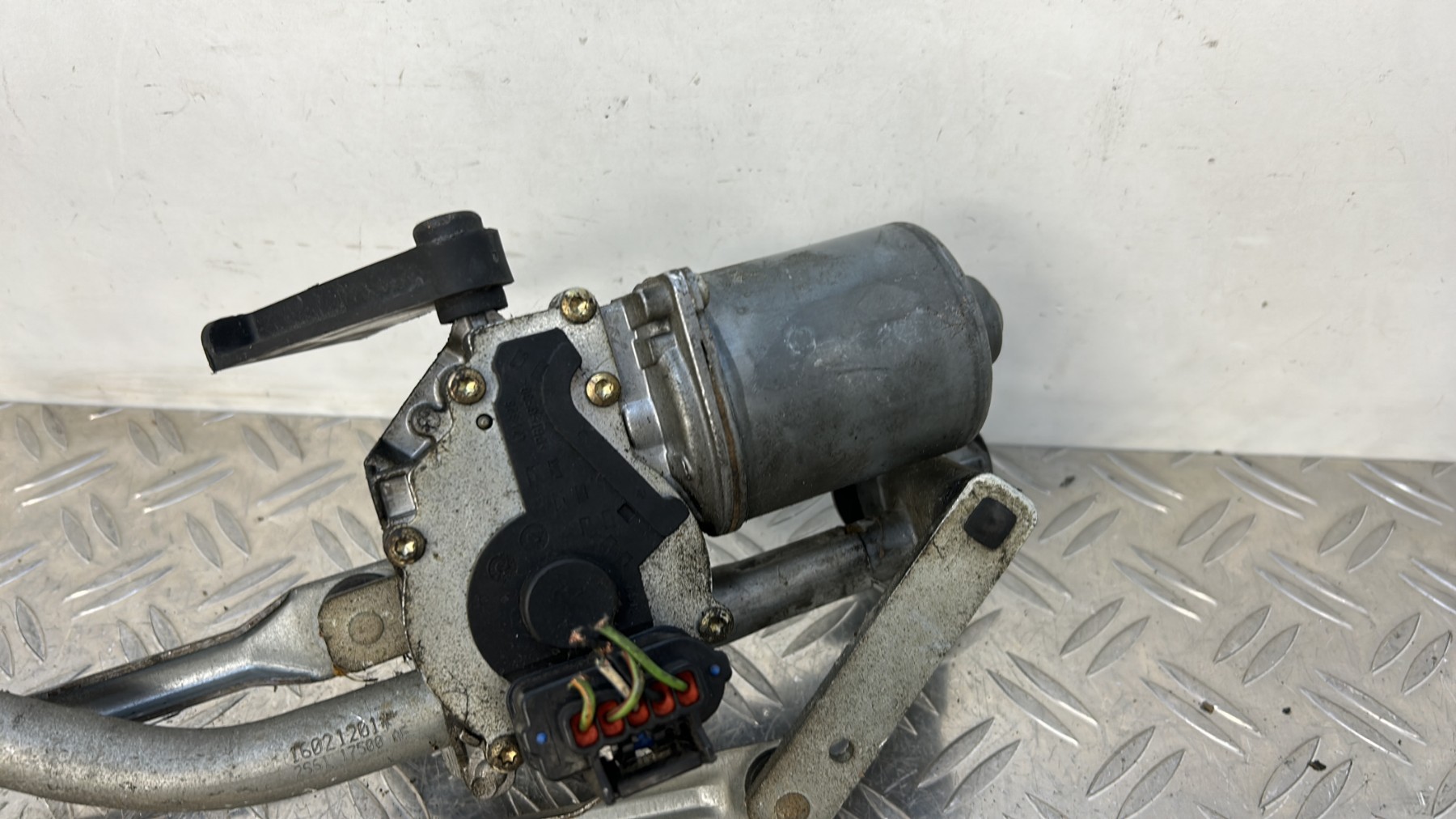 Moteur essuie glace avant FORD FIESTA 5 PHASE 1 – 2S6T17B571AC