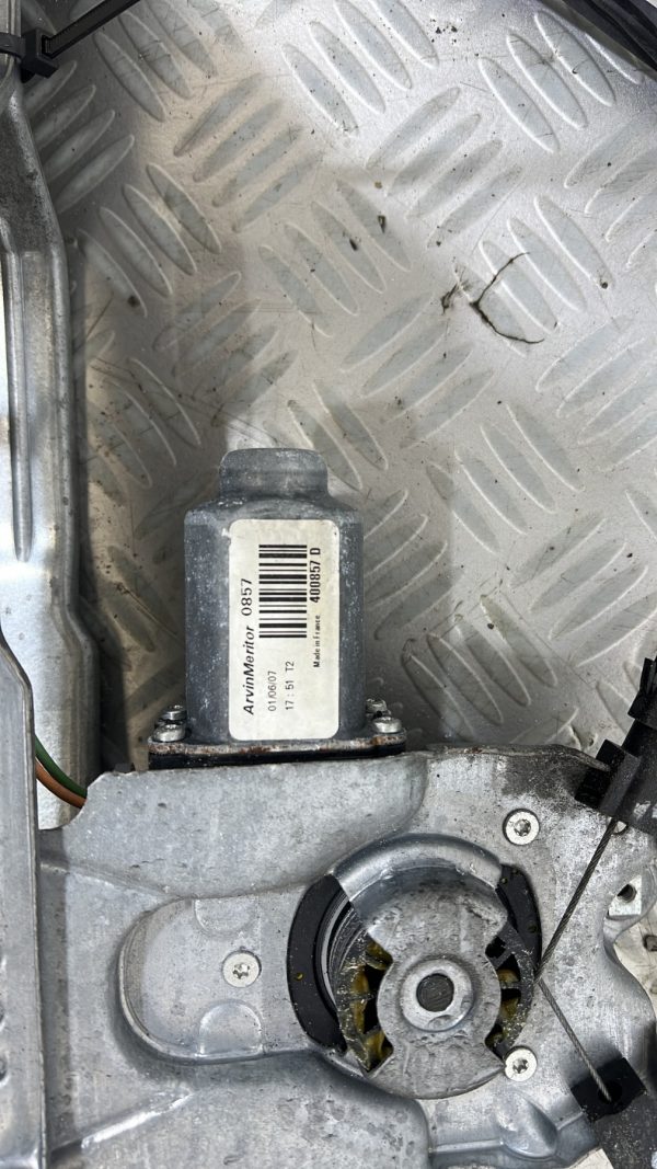 Leve vitre electrique avant droit RENAULT CLIO 3 PHASE 1 – 400857