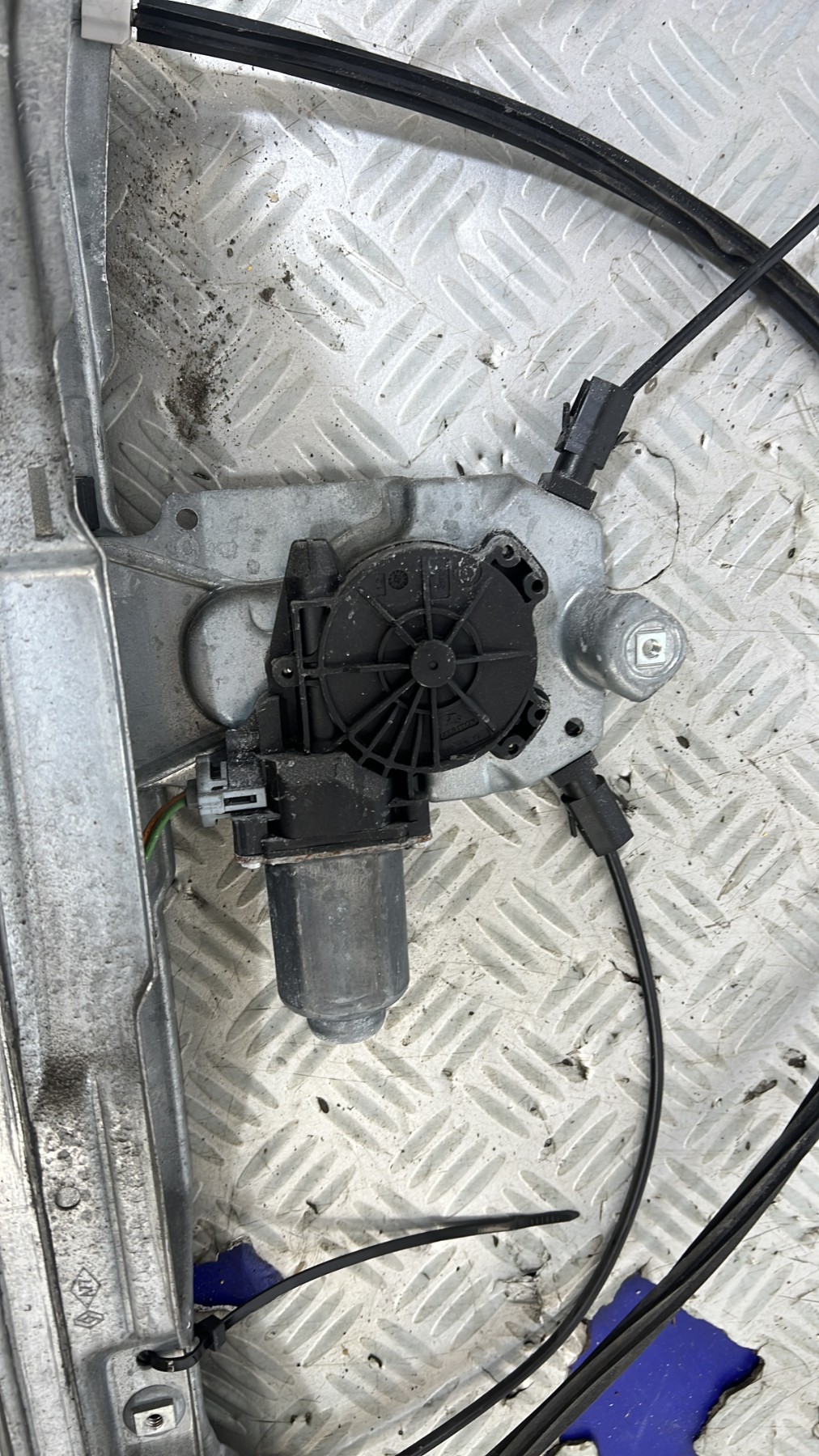 Leve vitre electrique avant droit RENAULT CLIO 3 PHASE 1 – 400857