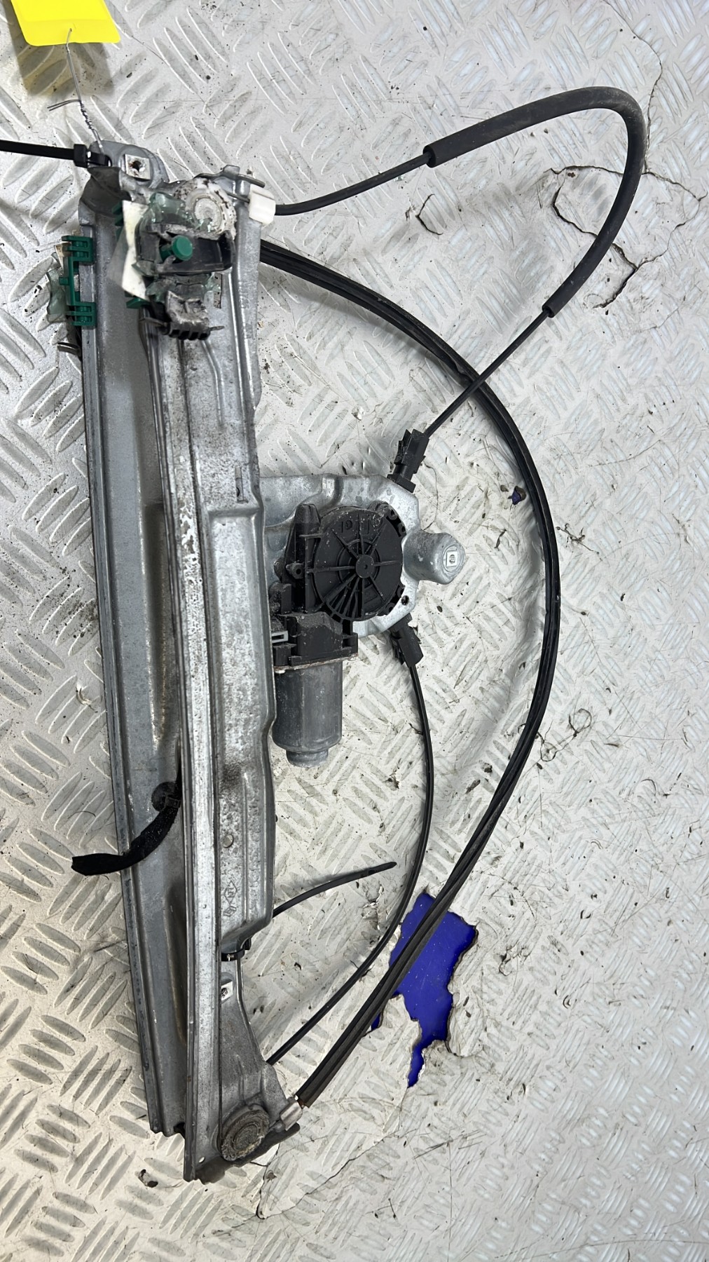 Leve vitre electrique avant droit RENAULT CLIO 3 PHASE 1 – 400857