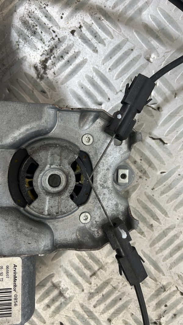 Leve vitre electrique avant gauche RENAULT CLIO 3 PHASE 1 – 400856
