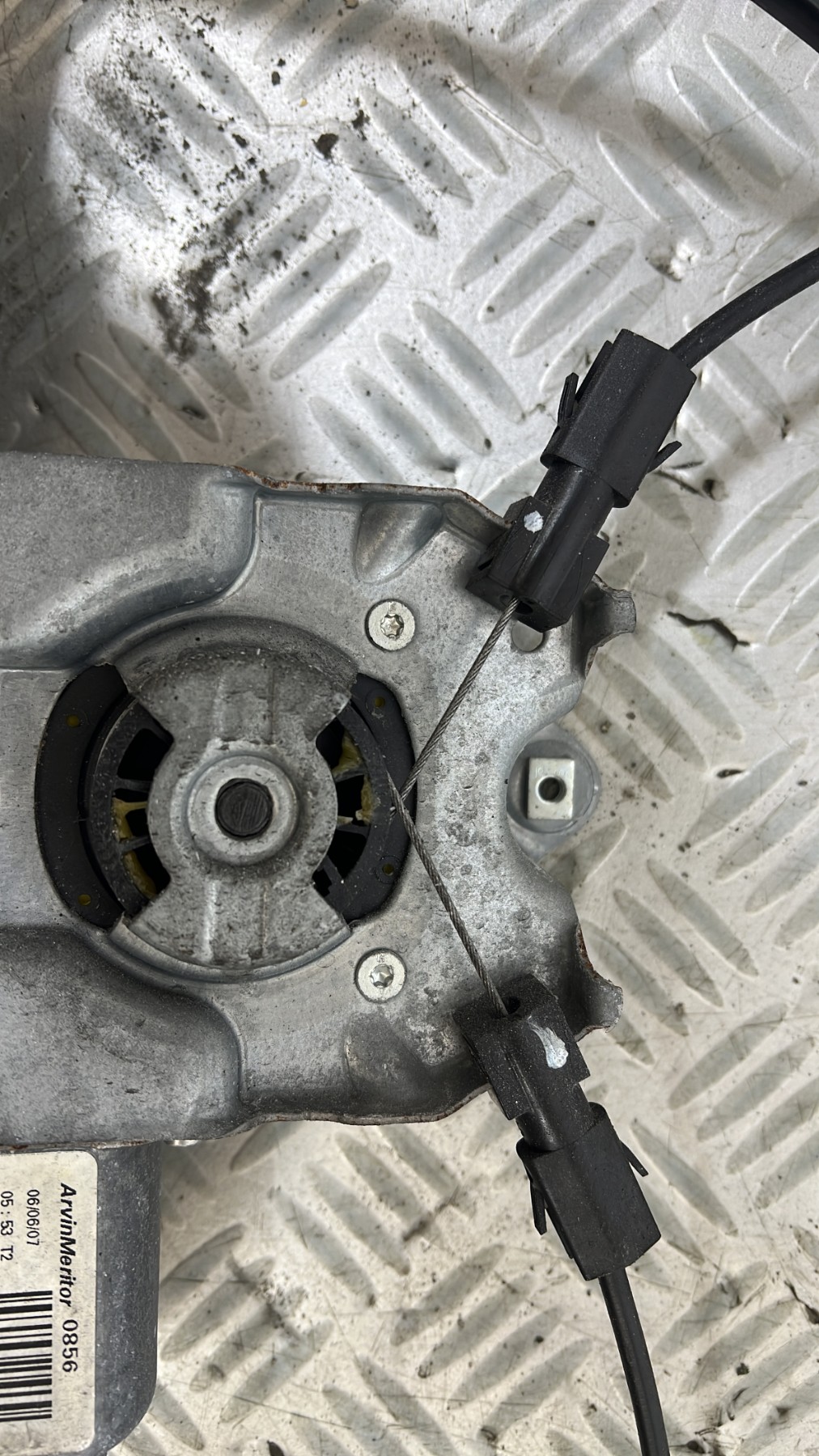Leve vitre electrique avant gauche RENAULT CLIO 3 PHASE 1 – 400856