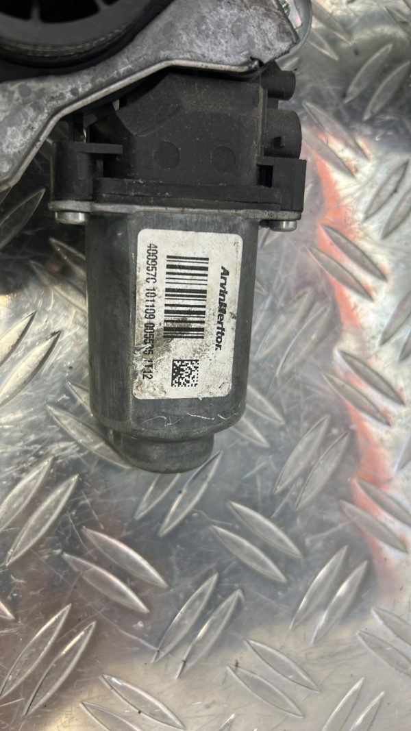Moteur leve vitre avant gauche RENAULT TWINGO 2 PHASE 1 – 400957C