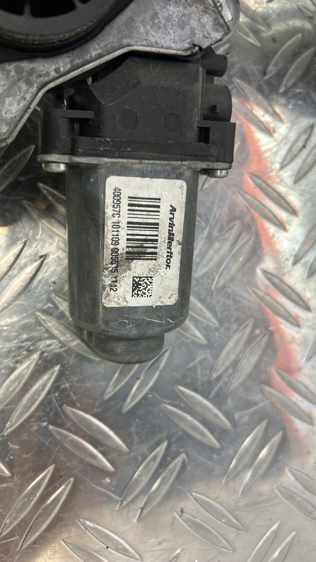 Moteur leve vitre avant gauche RENAULT TWINGO 2 PHASE 1 – 400957C