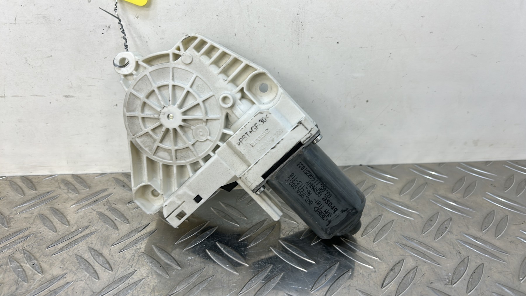 Moteur leve vitre avant droit AUDI A1 1 PHASE 1 – 8K0959802C