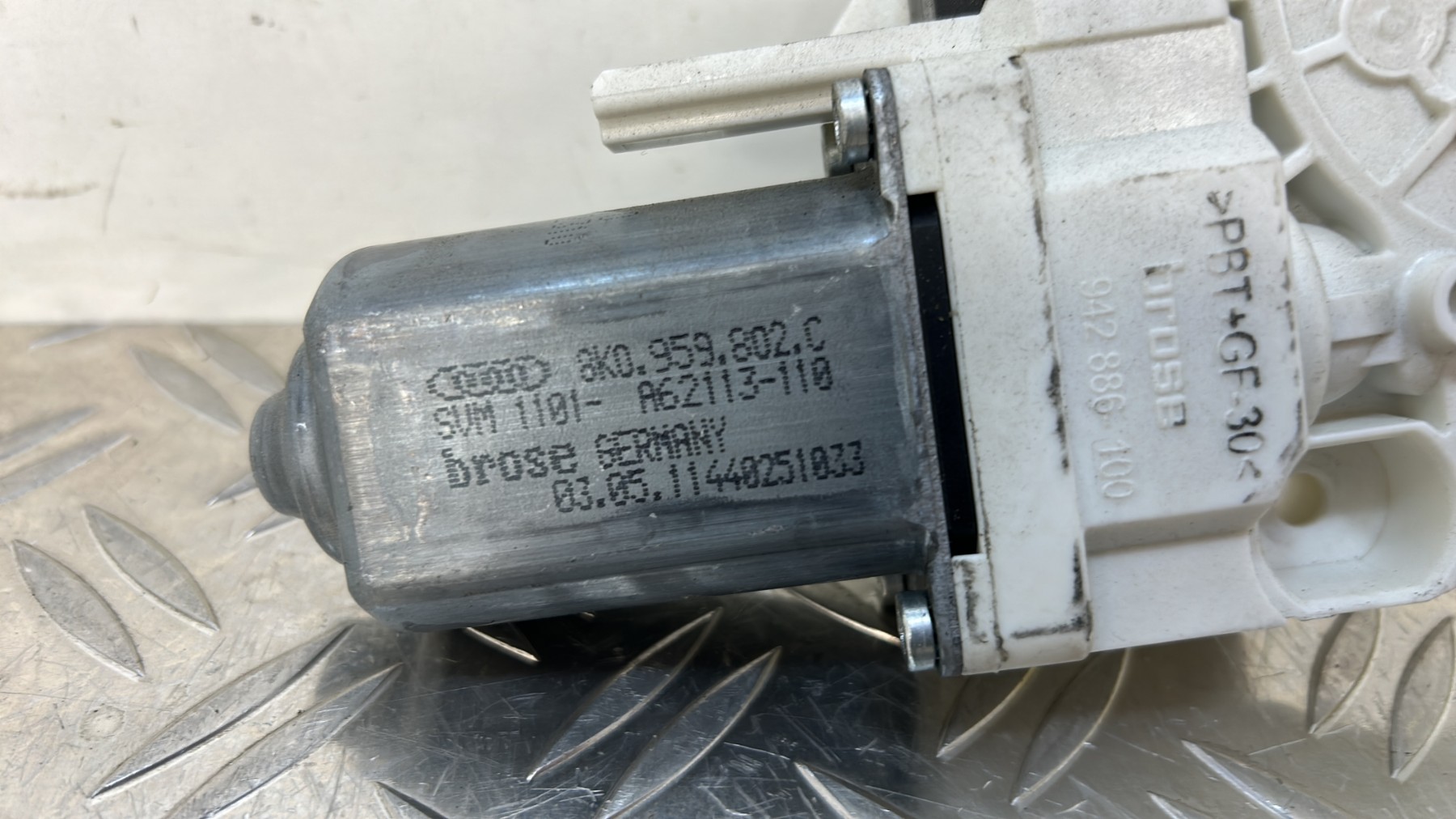 Moteur leve vitre avant droit AUDI A1 1 PHASE 1 – 8K0959802C