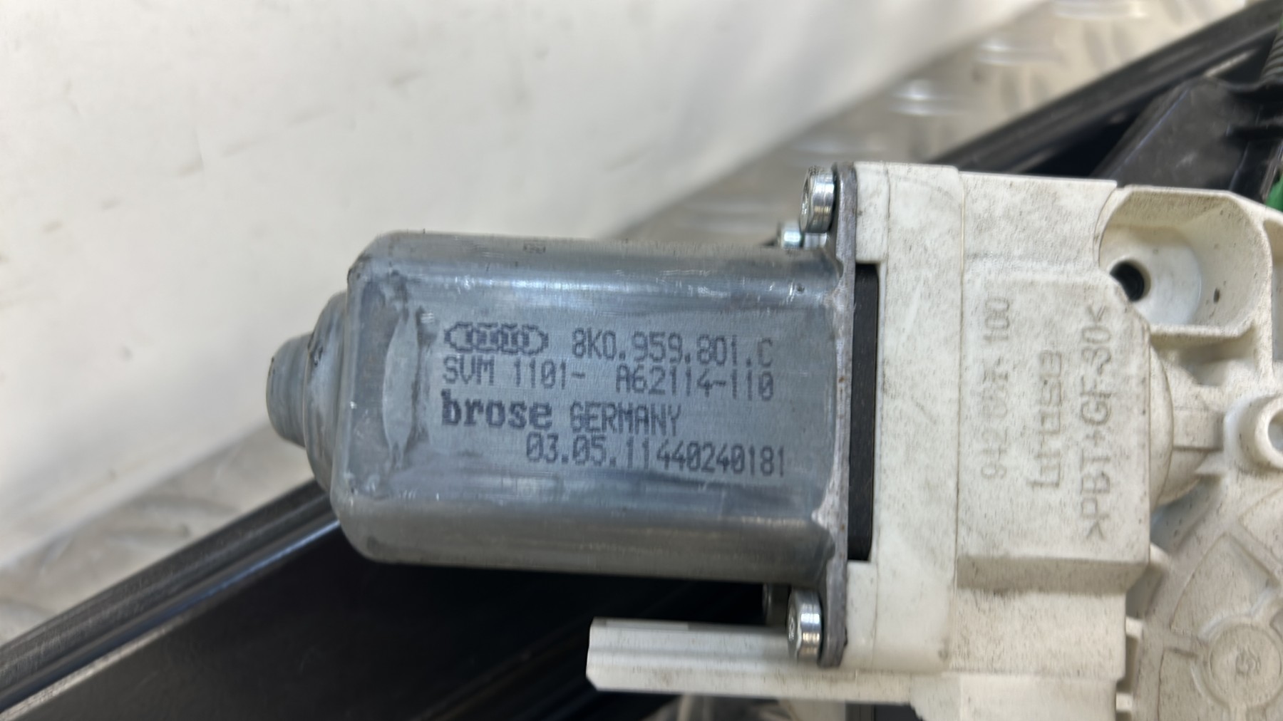 Leve vitre electrique avant gauche AUDI A1 1 PHASE 1 – 8K0959801C