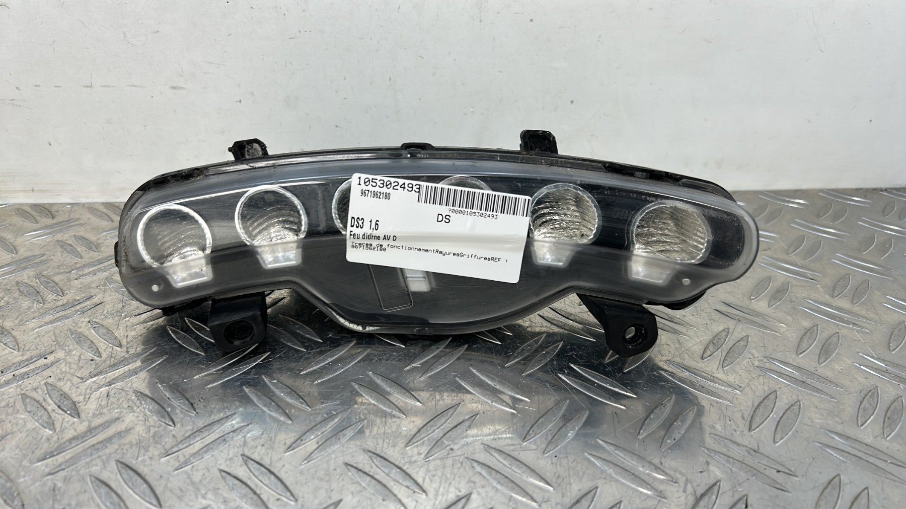 Feu diurne avant droit DS DS3  ESSENCE – 9671962180