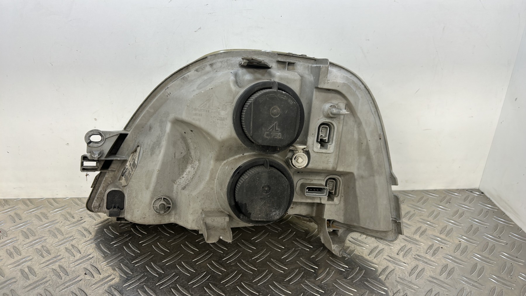 Optique avant principal droit (feux)(phare) RENAULT MASTER 2 PHASE 3 – 8200163518