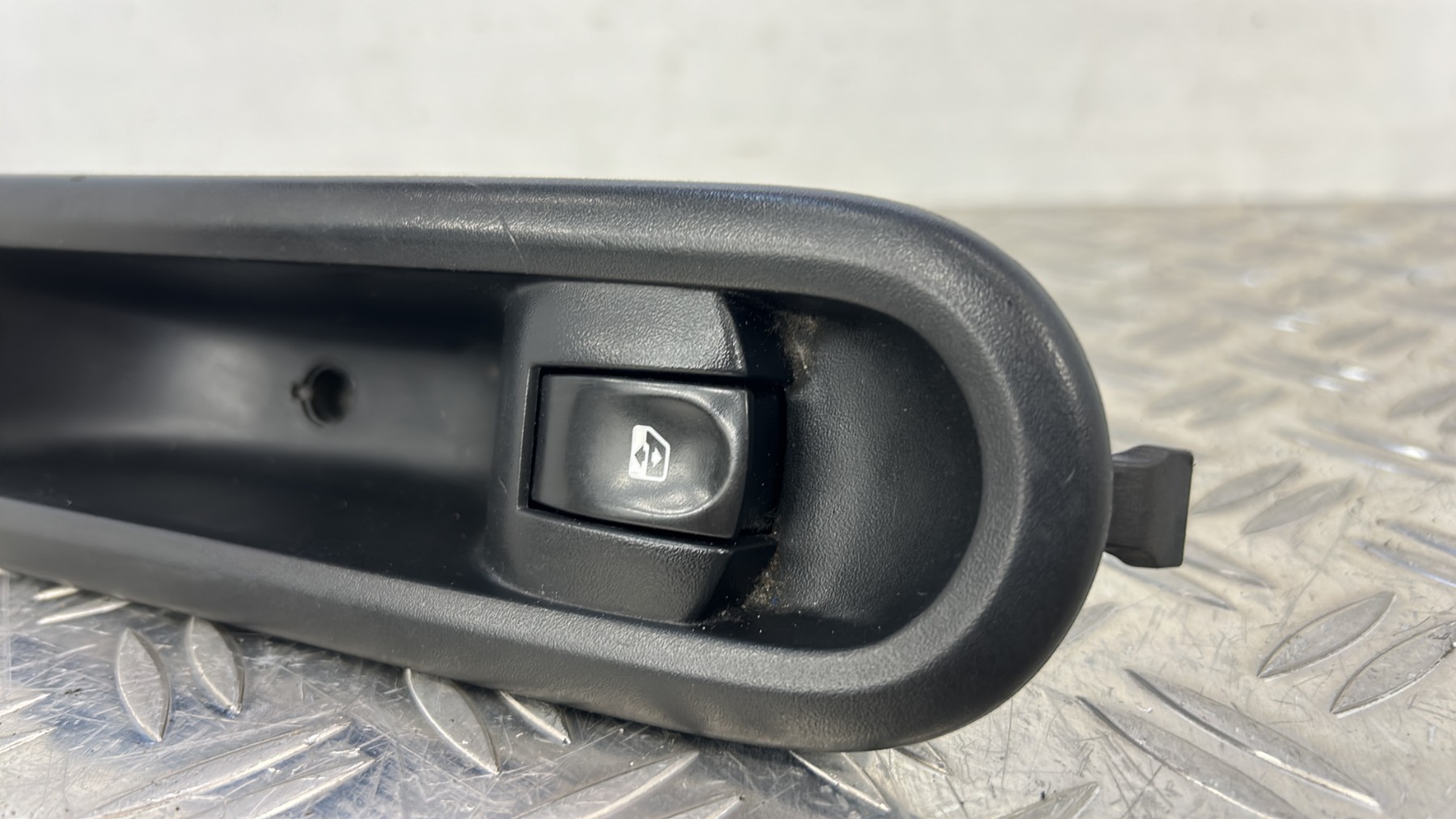 Interrupteur de leve vitre avant droit RENAULT CLIO 3 PHASE 1 BREAK – 8200356517B