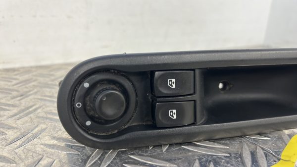 Interrupteur de leve vitre avant gauche RENAULT CLIO 3 PHASE 1 BREAK – 8200356515B