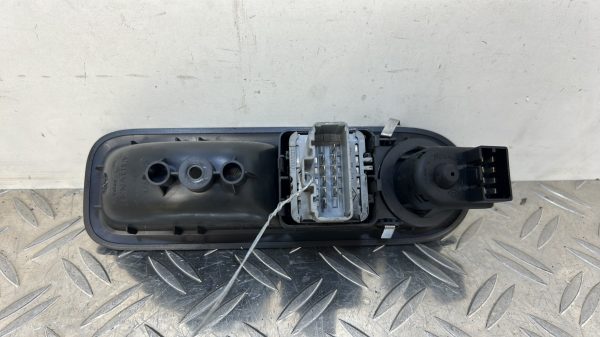 Interrupteur de leve vitre avant gauche RENAULT CLIO 3 PHASE 1 BREAK – 8200356515B