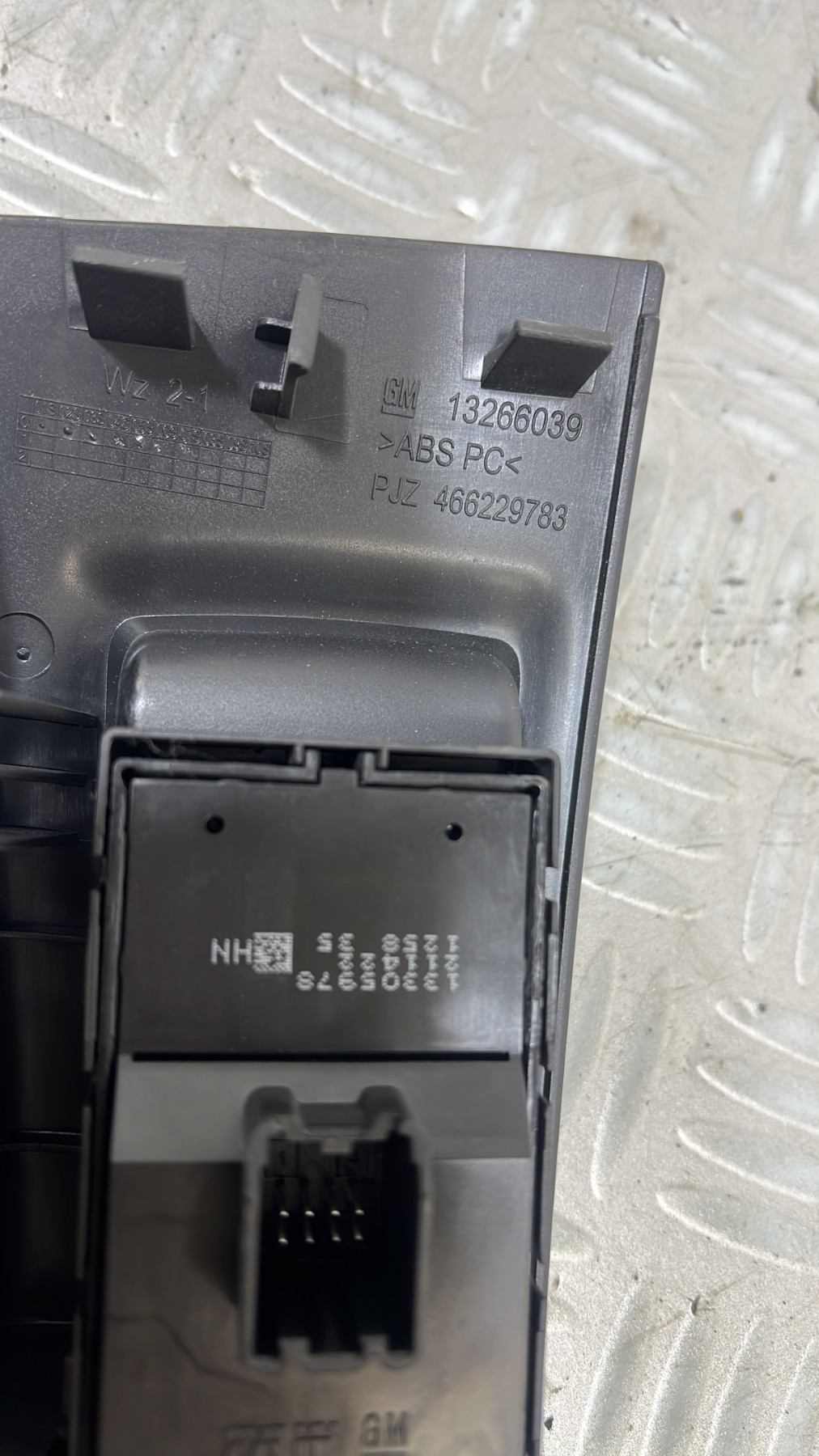 Interrupteur de leve vitre avant gauche OPEL MERIVA B PHASE 1 – 13305978