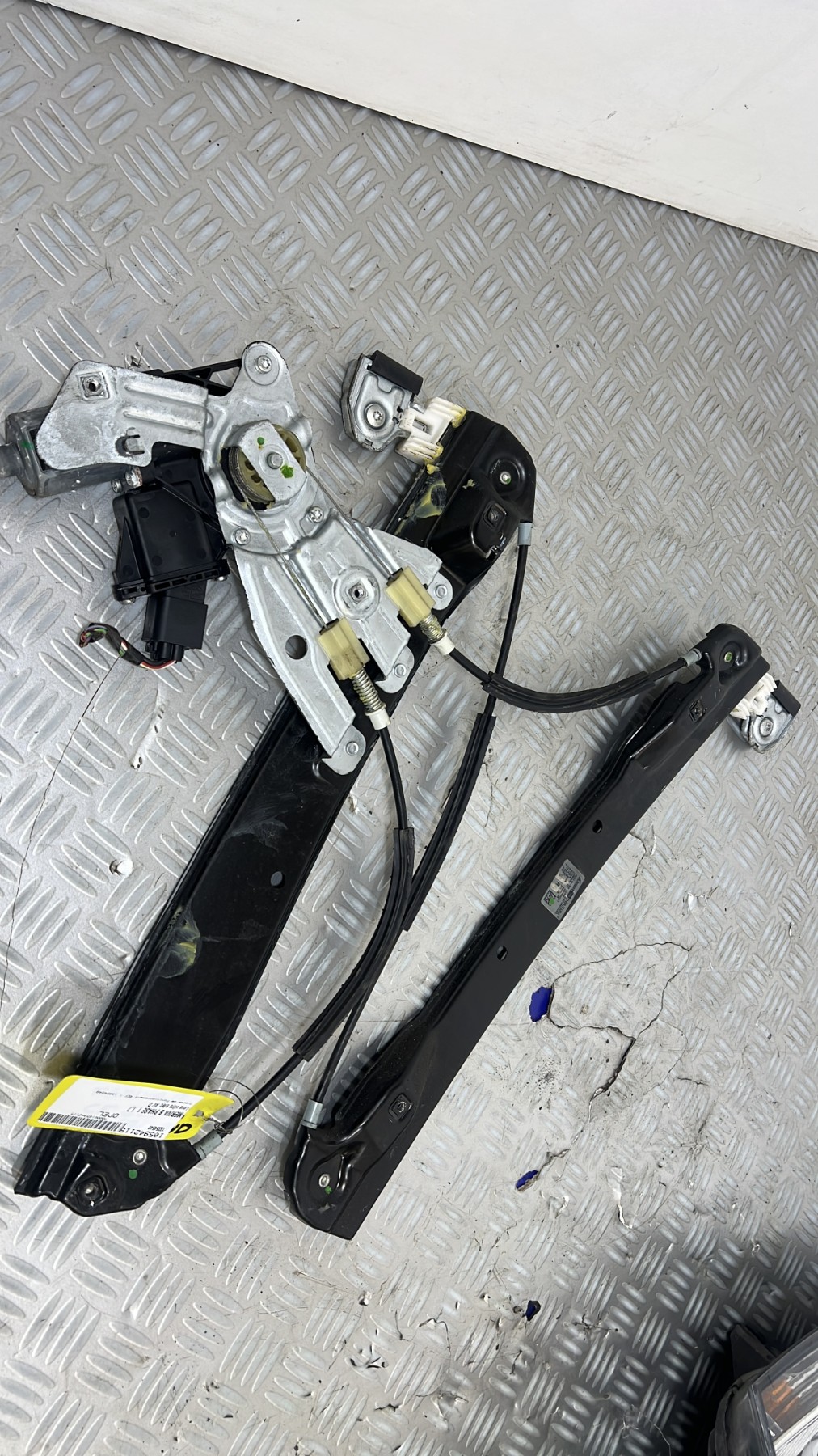 Leve vitre electrique avant droit OPEL MERIVA B PHASE 1 – 13354548