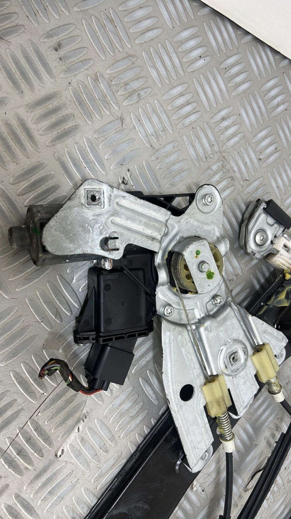 Leve vitre electrique avant droit OPEL MERIVA B PHASE 1 – 13354548