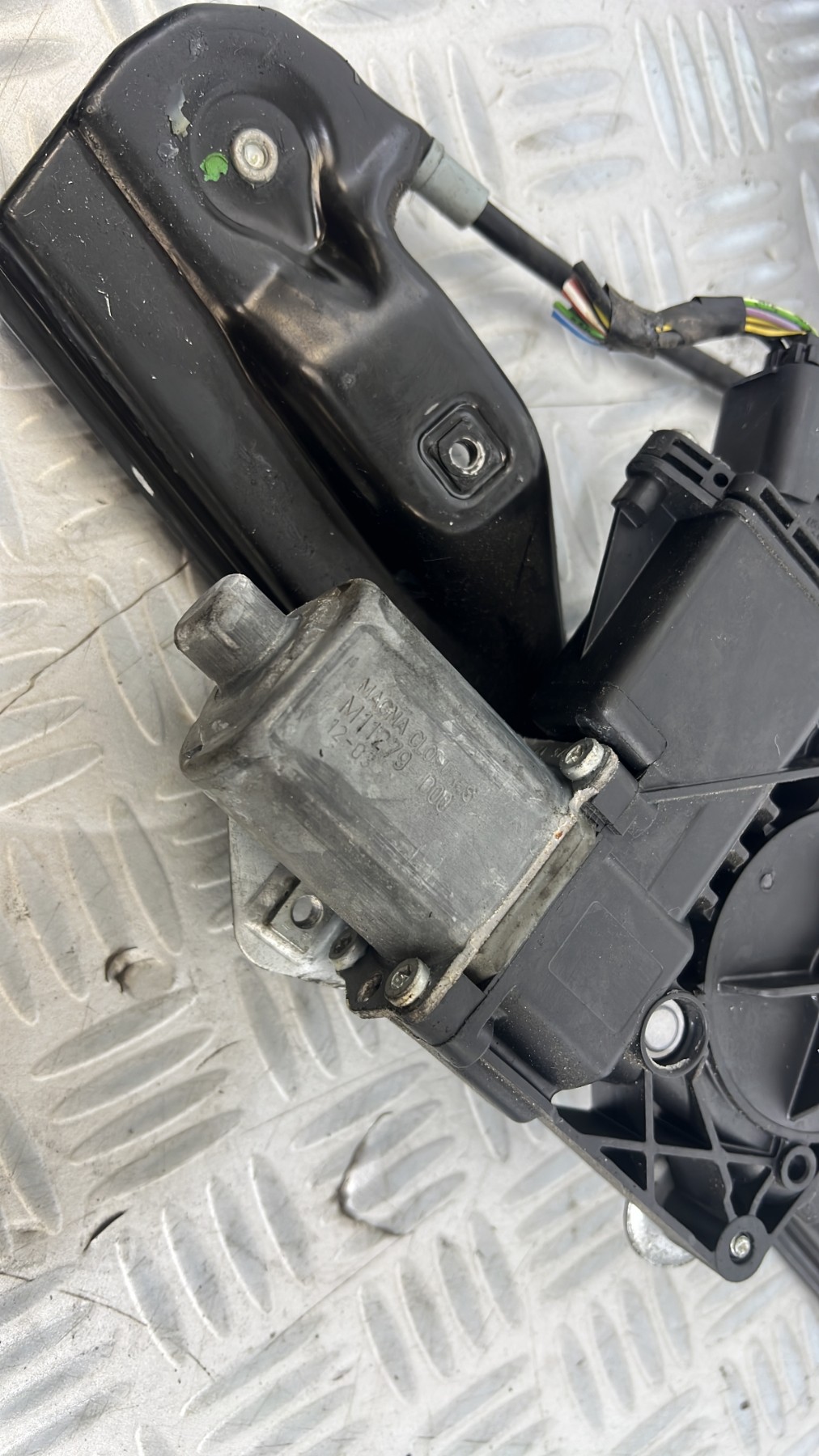 Leve vitre electrique avant droit OPEL MERIVA B PHASE 1 – 13354548
