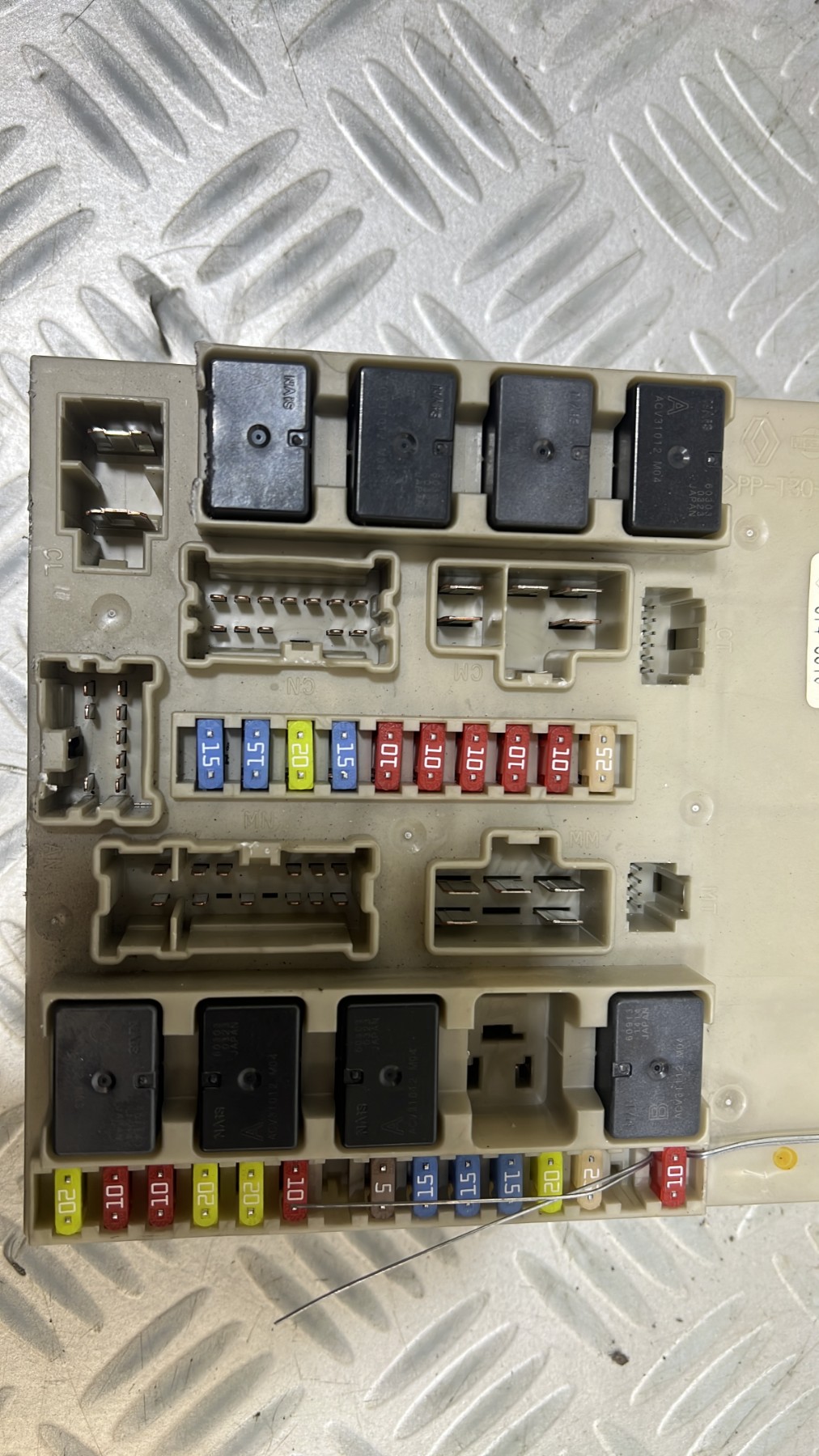Boitier servitude moteur (BSM) RENAULT CLIO 3 PHASE 1 BREAK – 674661C