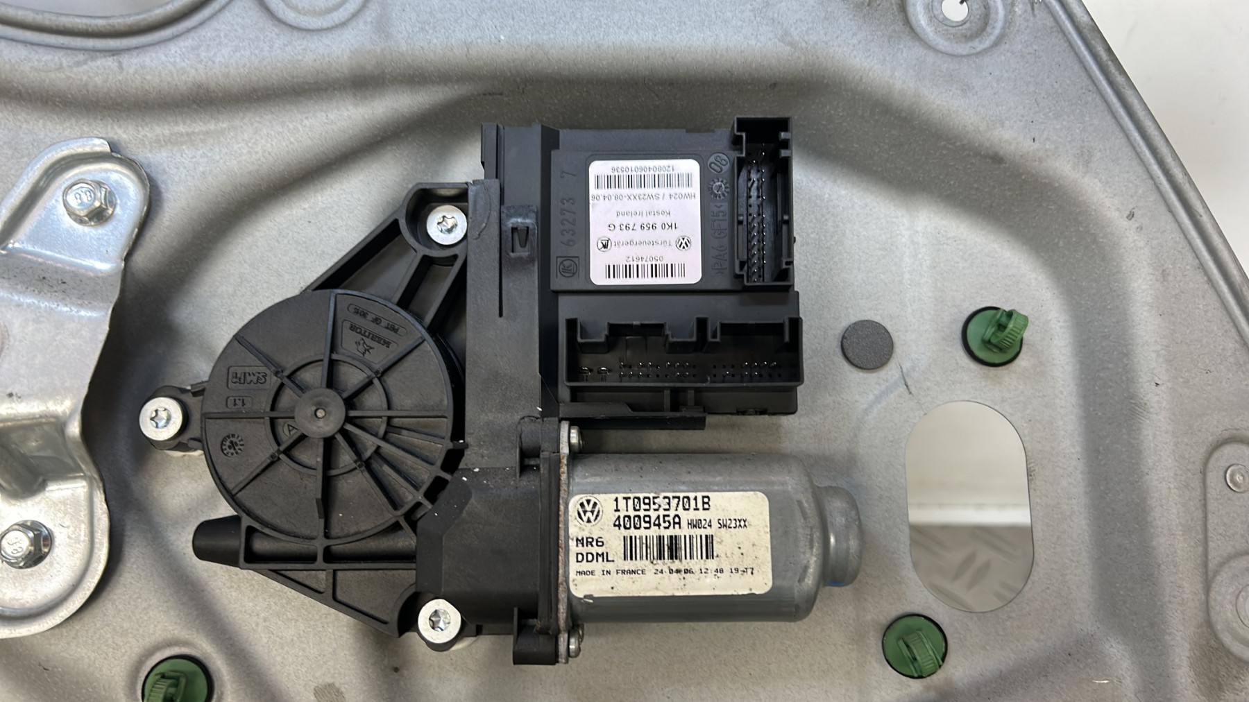 Leve vitre electrique avant gauche VOLKSWAGEN CADDY 3 PHASE 1 – 1T0959701B