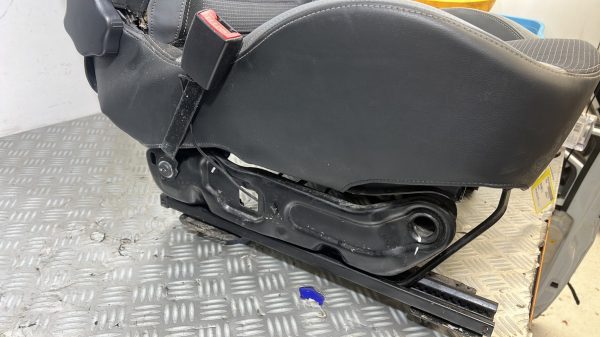 Siege avant gauche RENAULT CLIO 3 PHASE 2 – 7701071696