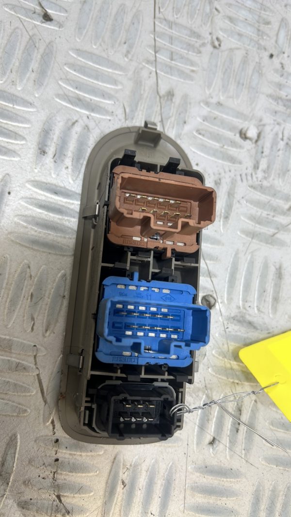 Interrupteur de leve vitre avant gauche RENAULT CLIO 3 PHASE 1 – 8200356758