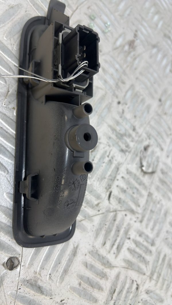 Interrupteur de leve vitre arriere droit RENAULT CLIO 3 PHASE 1 – 8200294357