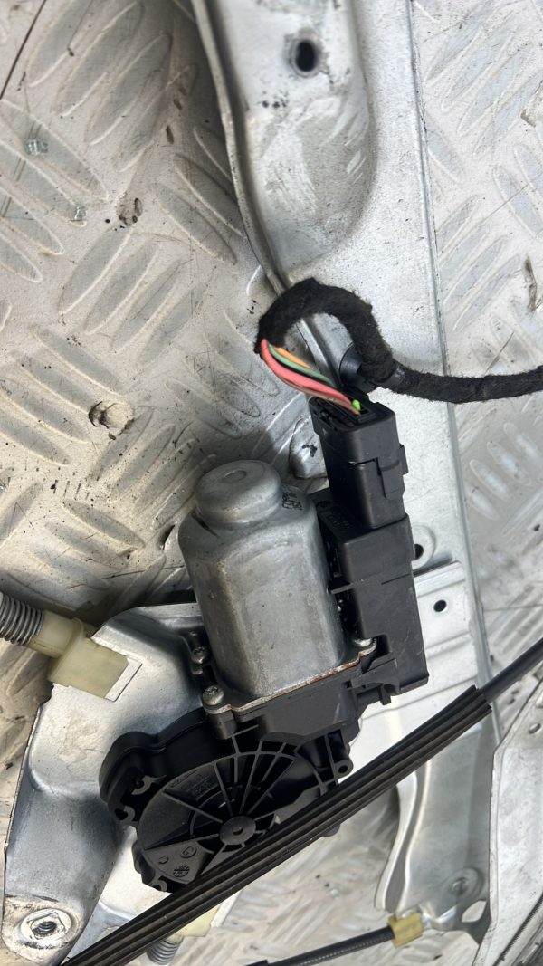 Leve vitre electrique avant droit RENAULT CLIO 3 PHASE 1 – 8200291150