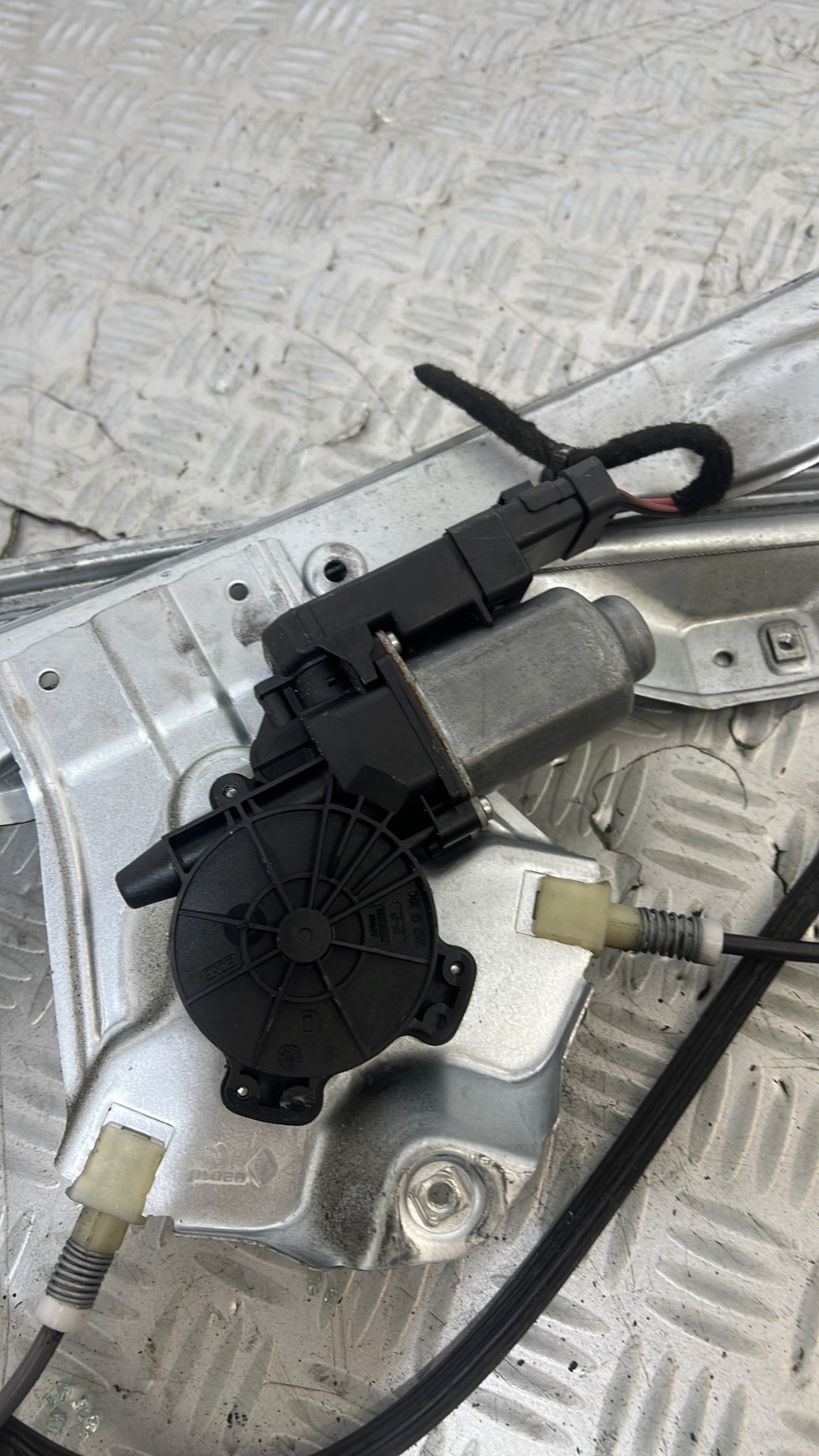 Leve vitre electrique avant gauche RENAULT CLIO 3 PHASE 1 – 8200291148