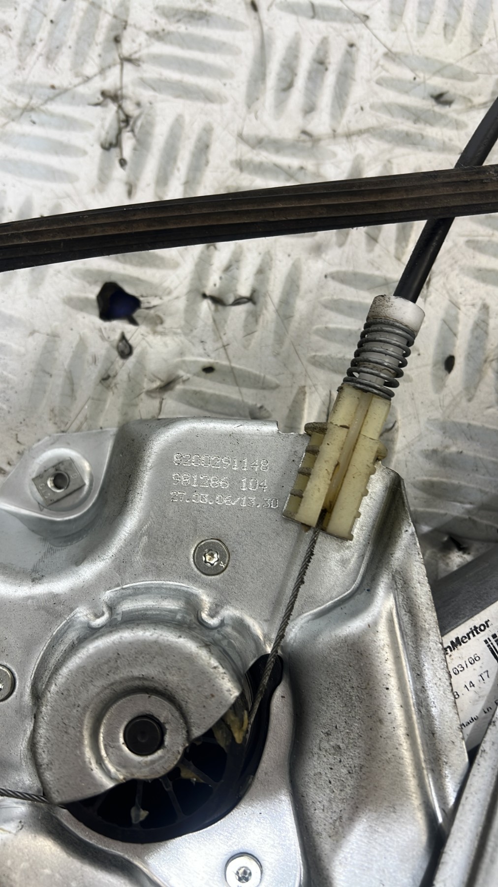 Leve vitre electrique avant gauche RENAULT CLIO 3 PHASE 1 – 8200291148