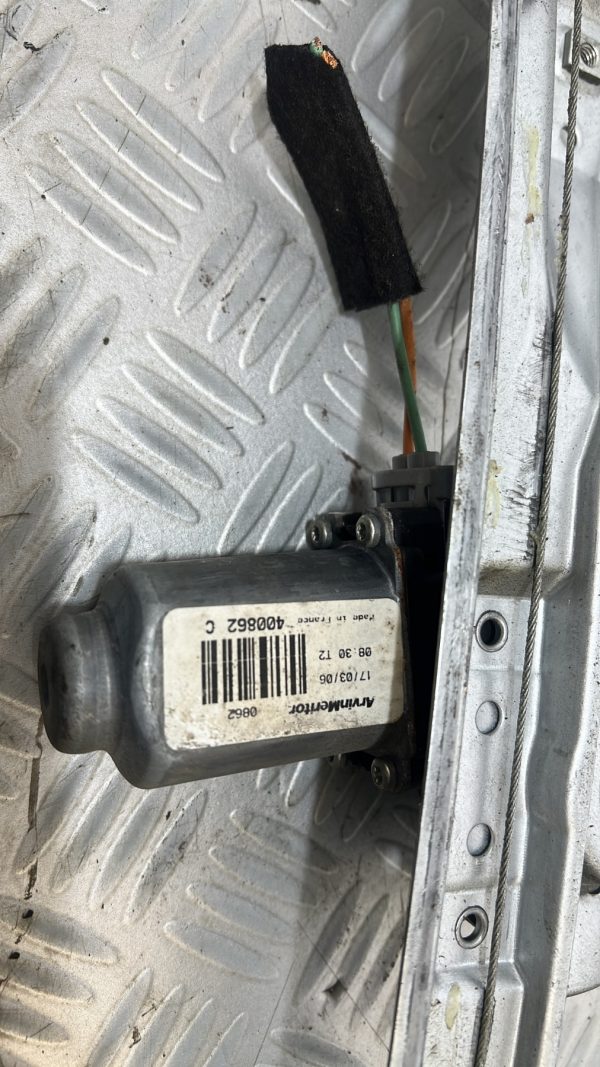 Leve vitre electrique arriere gauche RENAULT CLIO 3 PHASE 1 – 8200291151