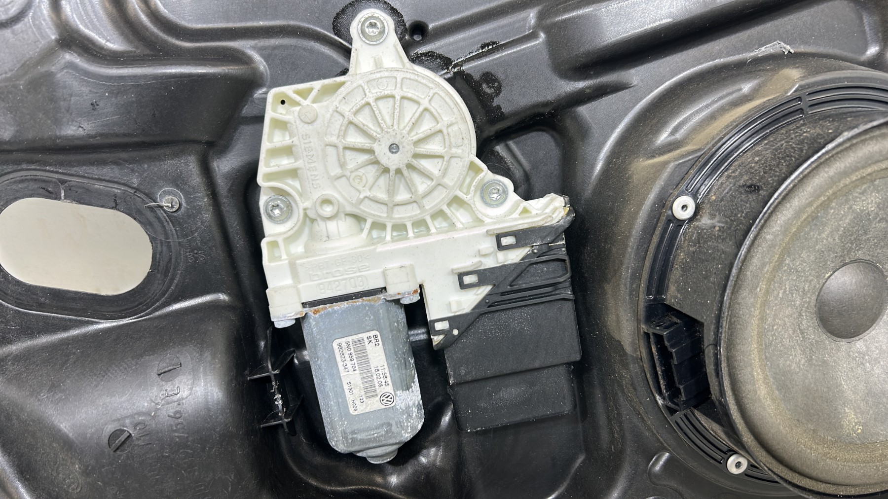 Leve vitre electrique arriere droit VOLKSWAGEN TIGUAN 1 PHASE 1 – 5N0839730F