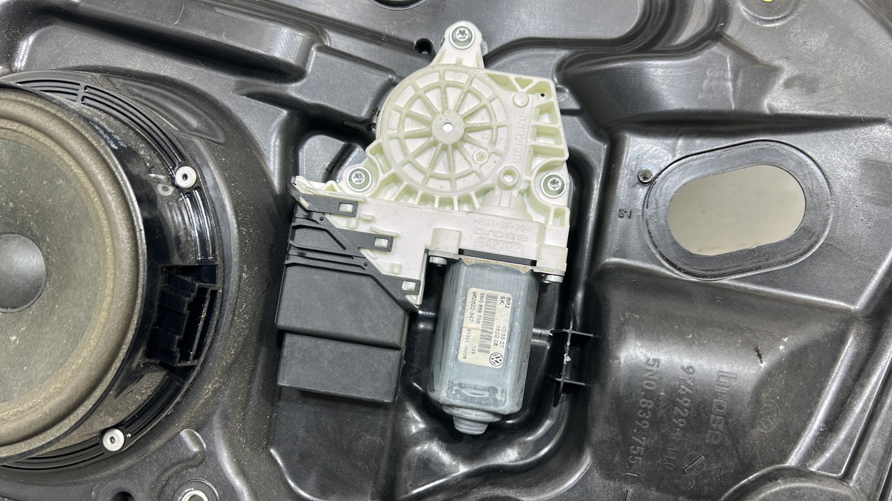 Leve vitre electrique arriere gauche VOLKSWAGEN TIGUAN 1 PHASE 1 – 5N0839729F