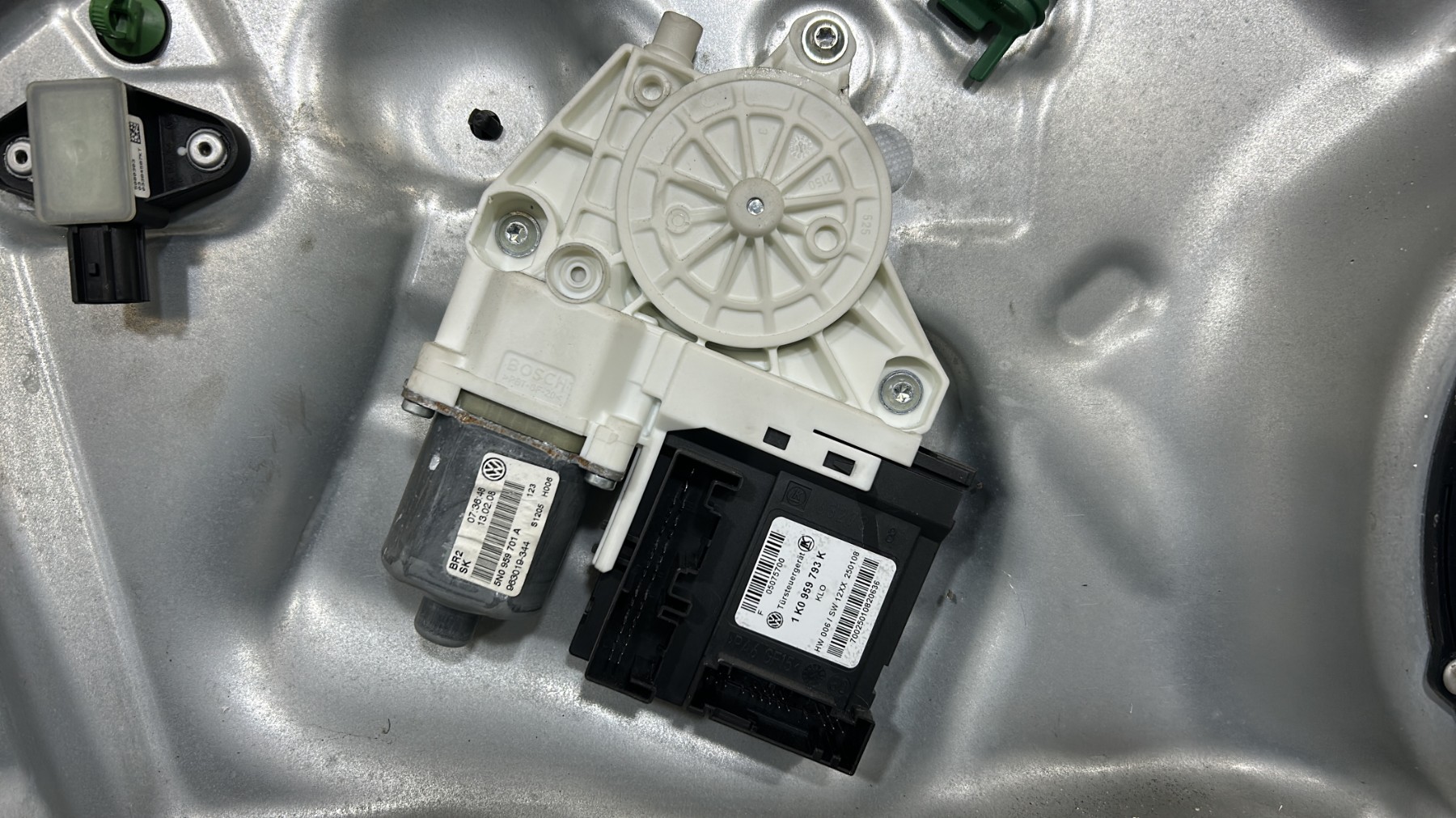 Leve vitre electrique avant gauche VOLKSWAGEN TIGUAN 1 PHASE 1 – 5N1837729A