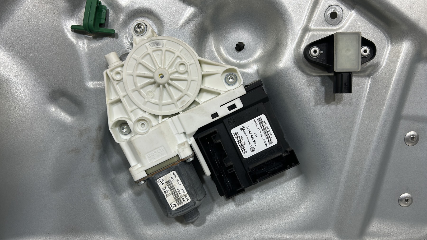 Leve vitre electrique avant droit VOLKSWAGEN TIGUAN 1 PHASE 1 – 5N1837730A