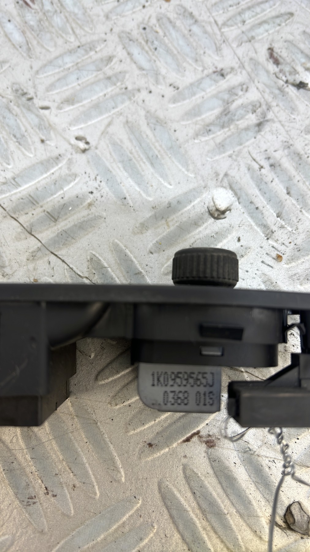 Interrupteur de leve vitre avant gauche VOLKSWAGEN TIGUAN 1 PHASE 1 – 1K0959565J