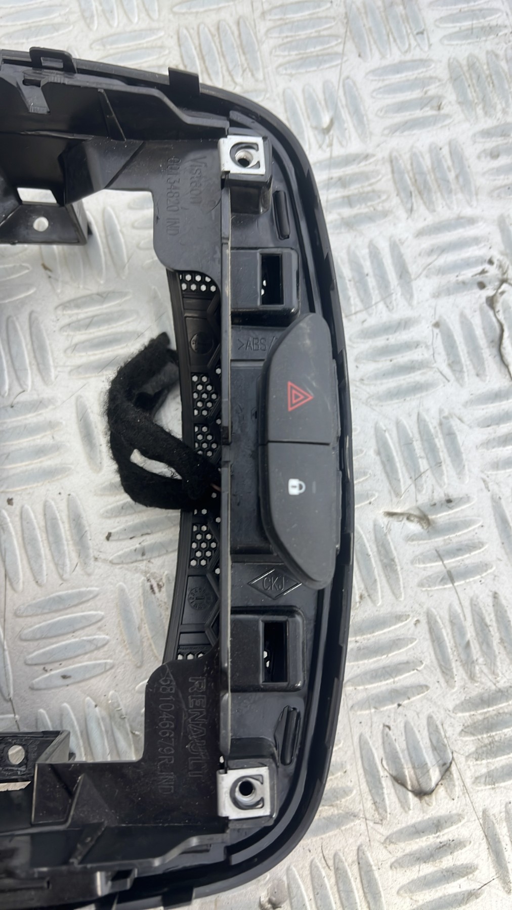 Console central (interieur plastique) RENAULT CLIO 4 PHASE 1 – 681046679R