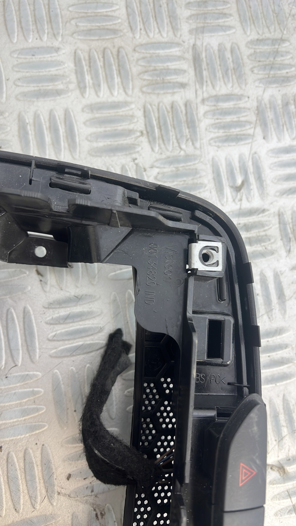 Console central (interieur plastique) RENAULT CLIO 4 PHASE 1 – 681046679R