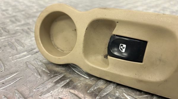 Interrupteur de leve vitre avant droit RENAULT MODUS PHASE 1 – 8200417838