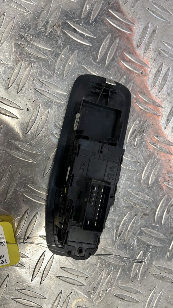 Interrupteur de leve vitre avant gauche PEUGEOT 208 1 PHASE 1 – 96751127ZD