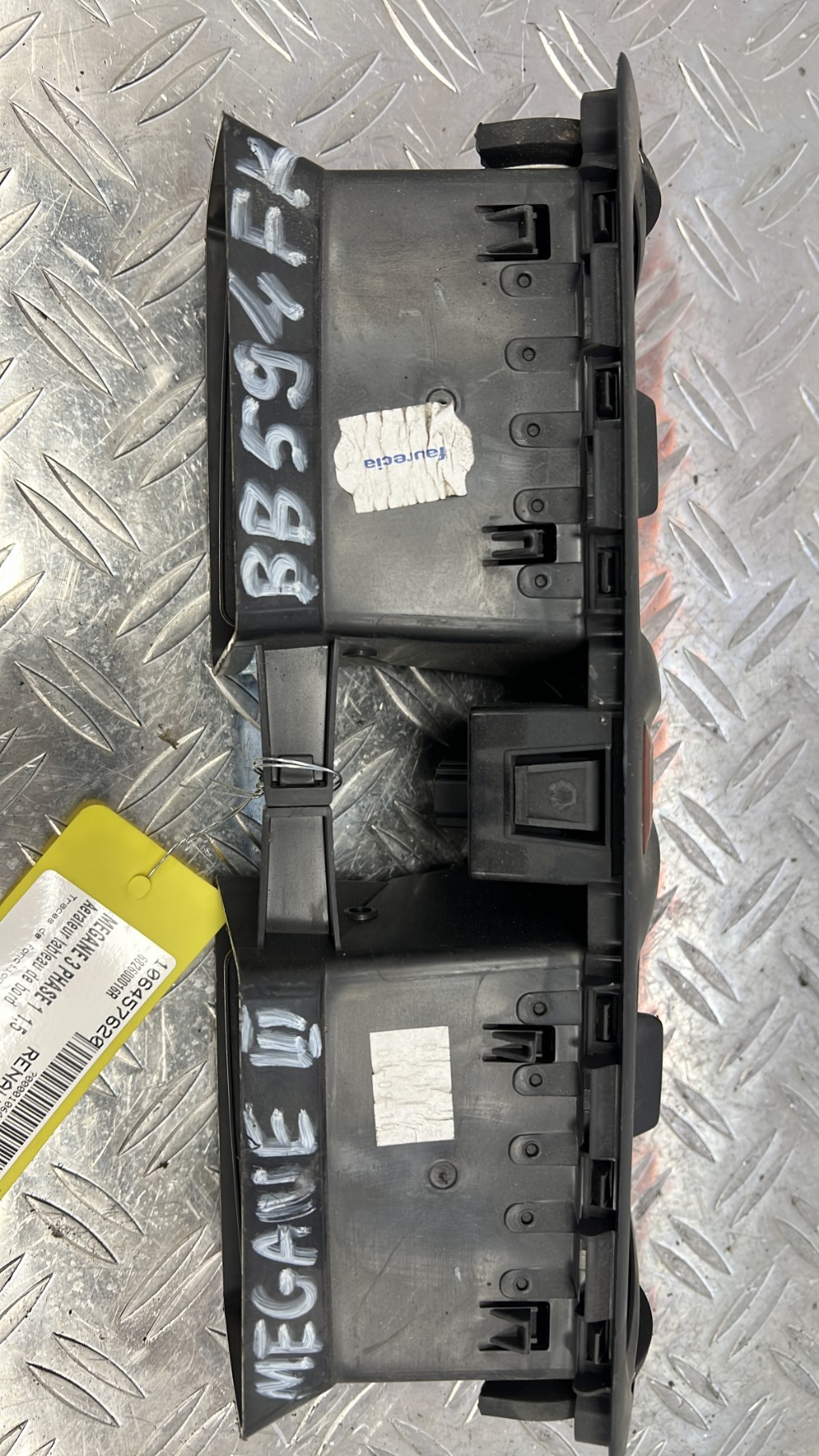 Aerateur tableau de bord RENAULT MEGANE 3 PHASE 1 – 682600016R