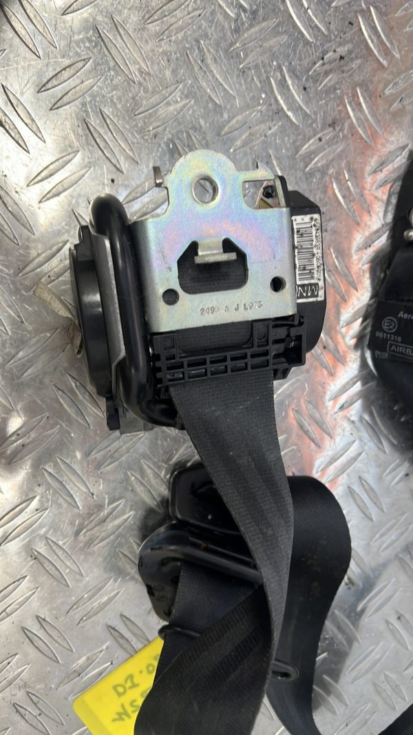 Attache ceinture avant droit