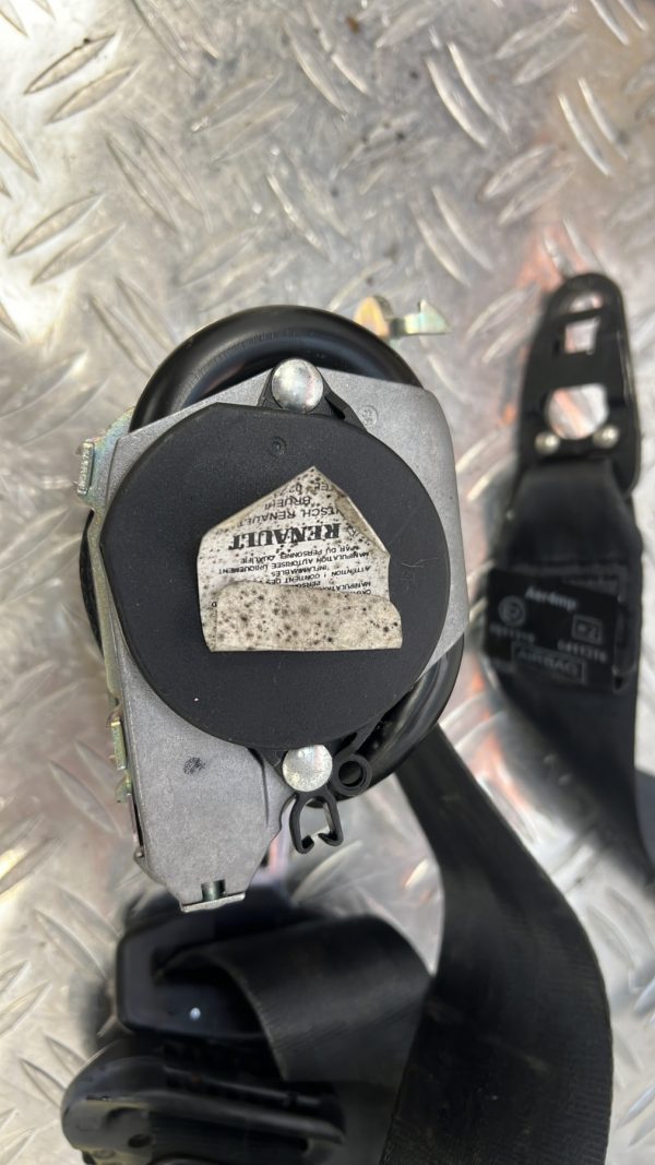 Attache ceinture avant droit