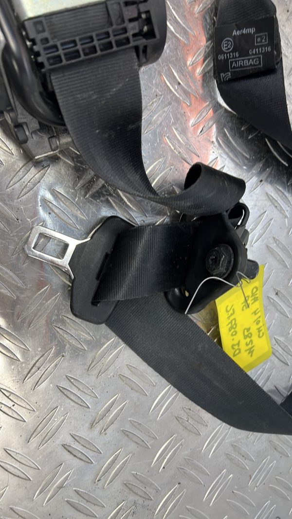 Attache ceinture avant droit