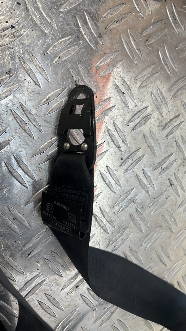 Attache ceinture avant droit