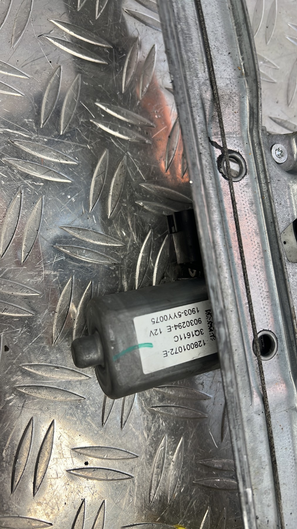 Leve vitre electrique avant gauche RENAULT CLIO 4 PHASE 1 – 807213867r