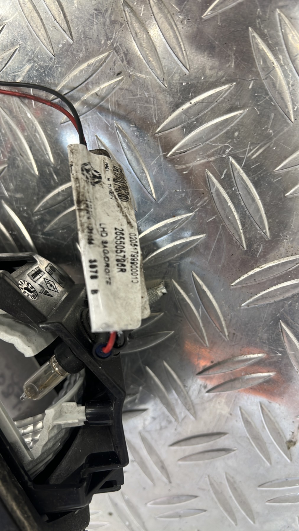 Feu arriere secondaire gauche (feux) RENAULT CLIO 4 PHASE 1 – 265505796r