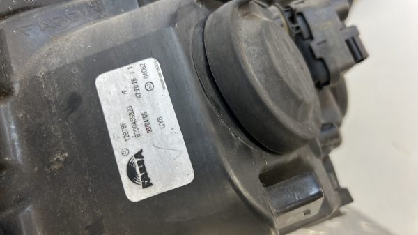 Optique avant principal droit (feux)(phare) RENAULT CLIO 3 PHASE 1 – 8200459823
