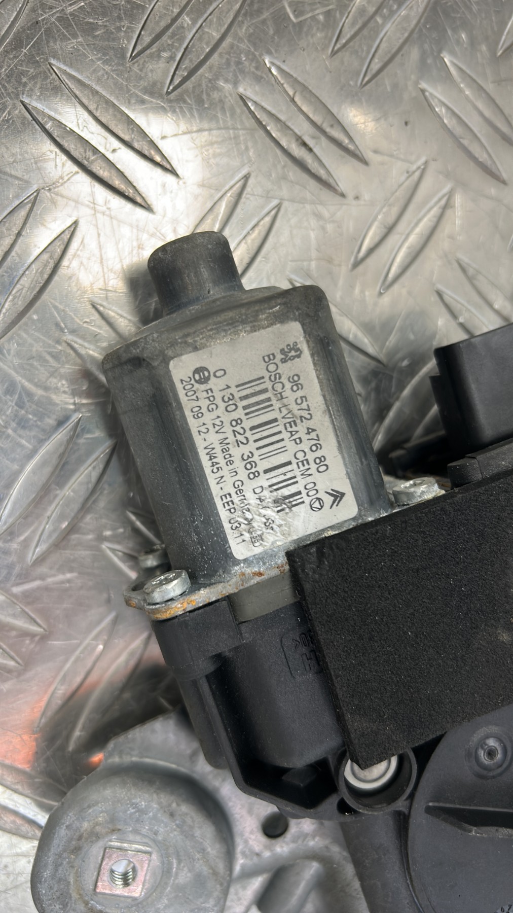 Leve vitre electrique avant gauche PEUGEOT 308 1 PHASE 1 – 9657247680