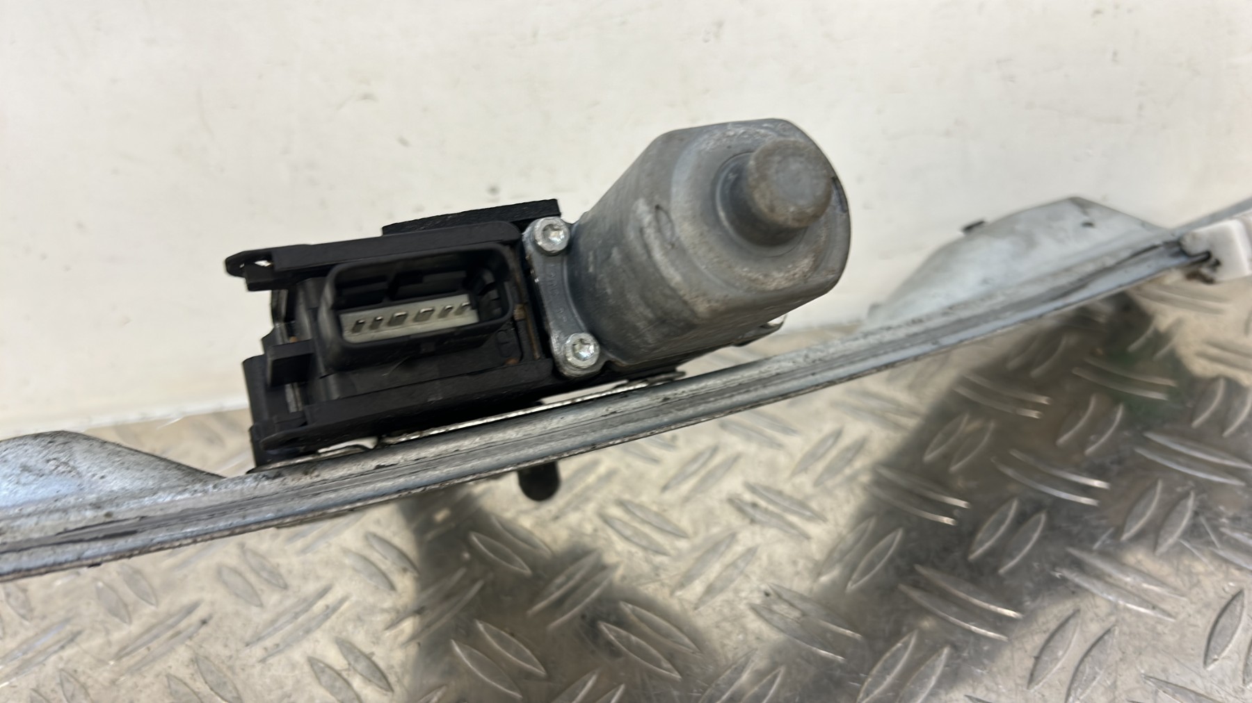 Leve vitre electrique arriere droit PEUGEOT 308 1 PHASE 1 – 9659826680